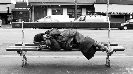 Ludzie bezdomni - powieść i rzeczywistość 